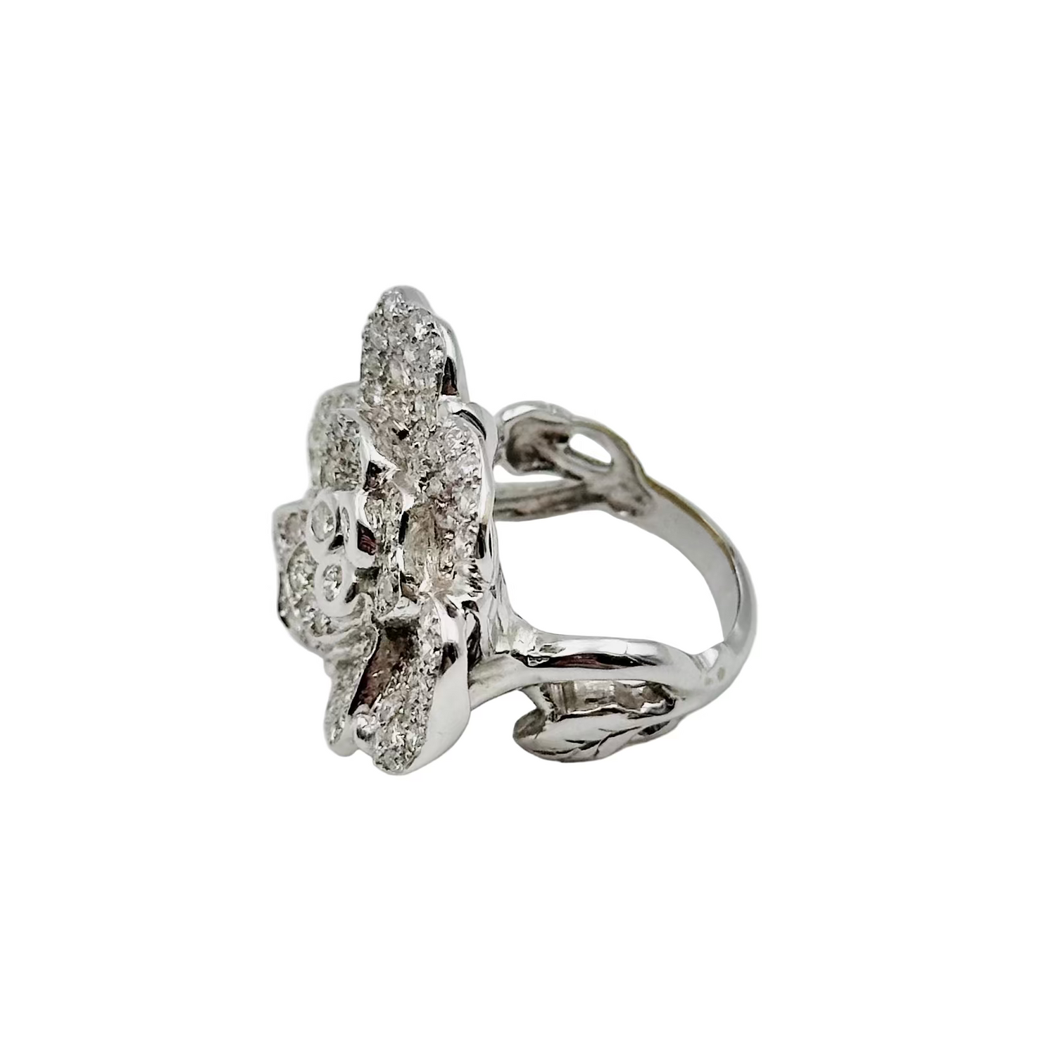 Bague Camélia en or blanc et diamants