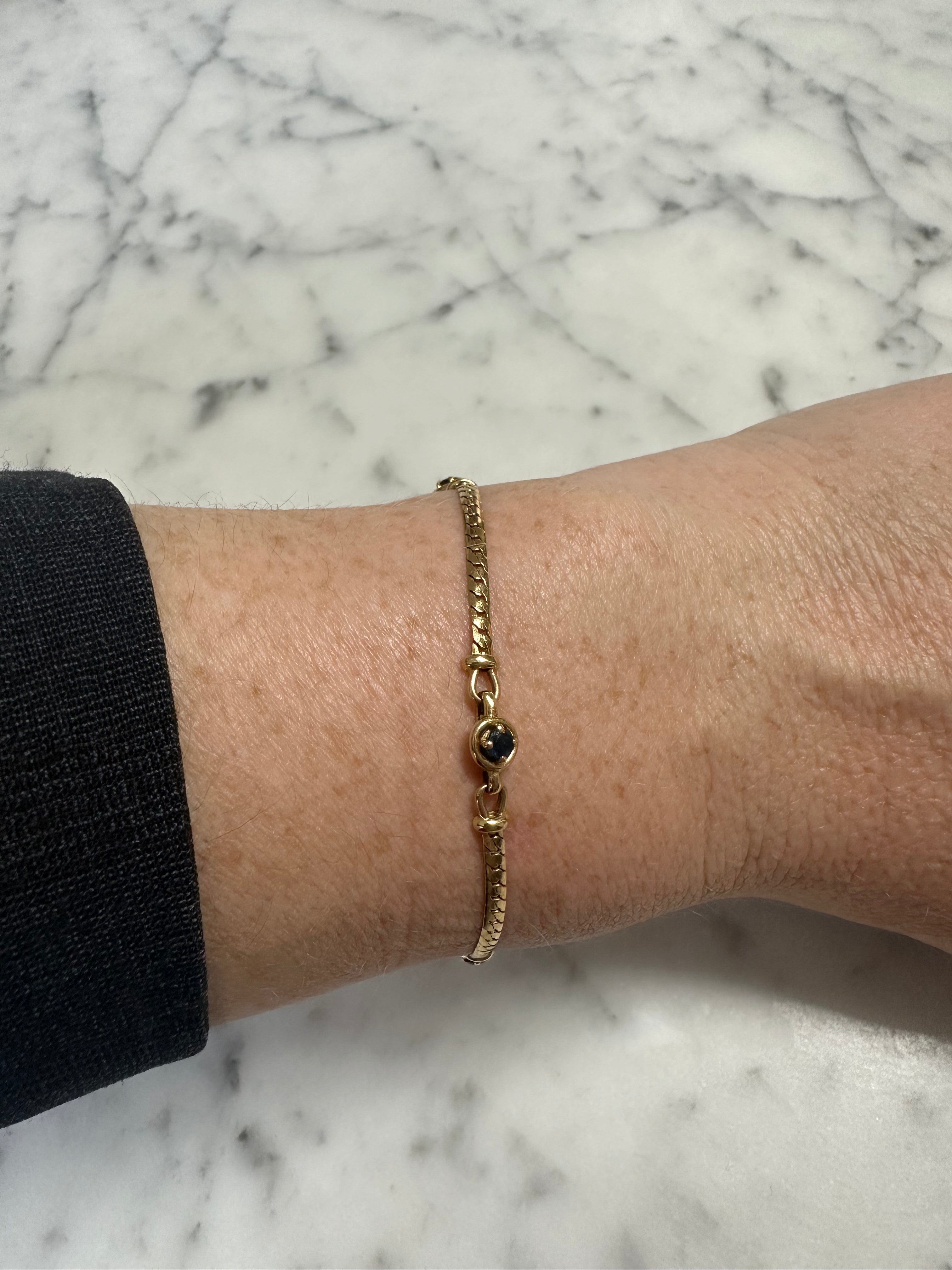 Bracelet souple et saphirs