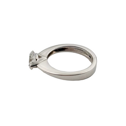 Ring solitaire diamond and white gold
