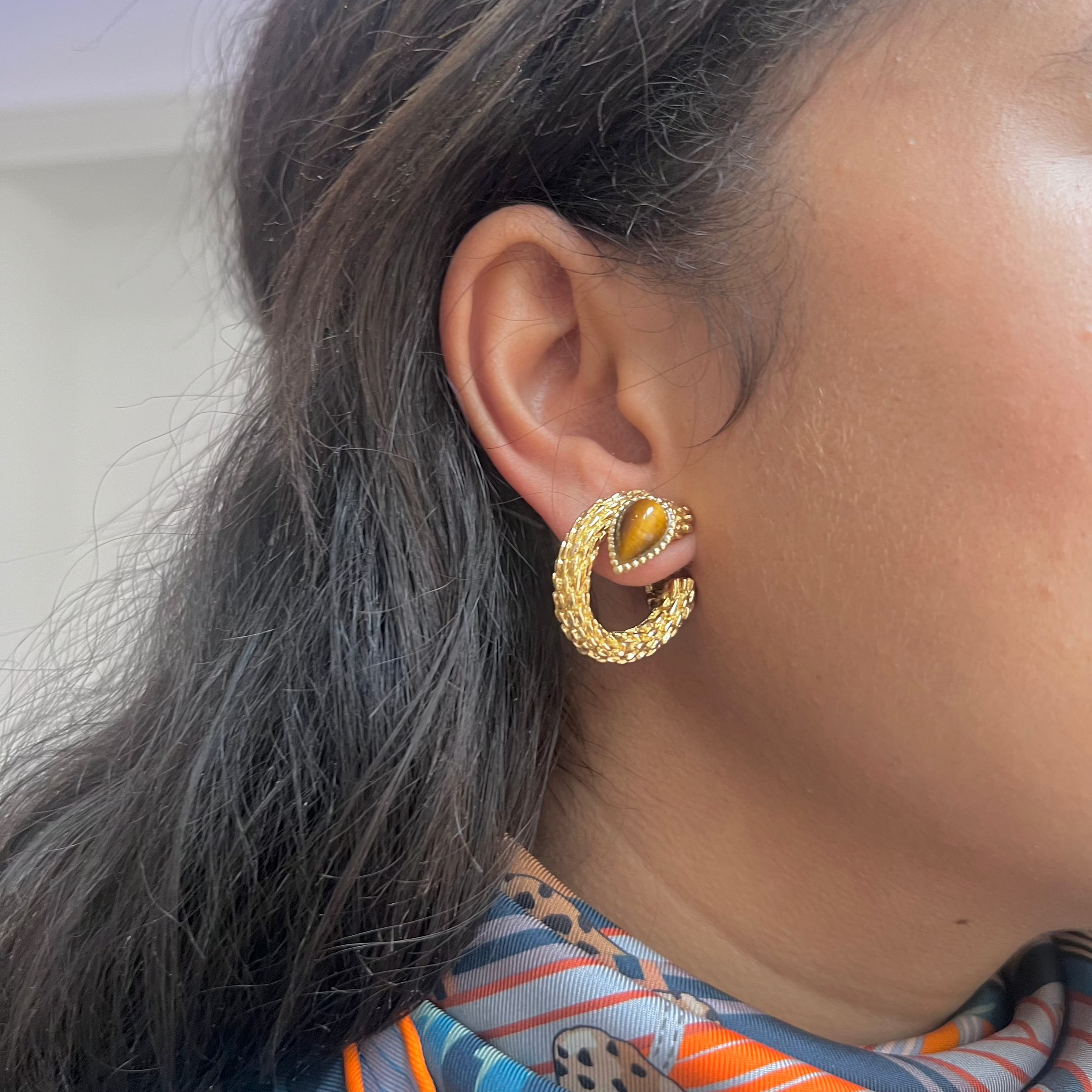 Boucles d'oreilles Clip BOUCHERON Serpent Bohème en or jaune et œil de tigre
