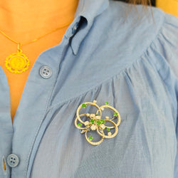 Broche en or blanc émeraude et diamants