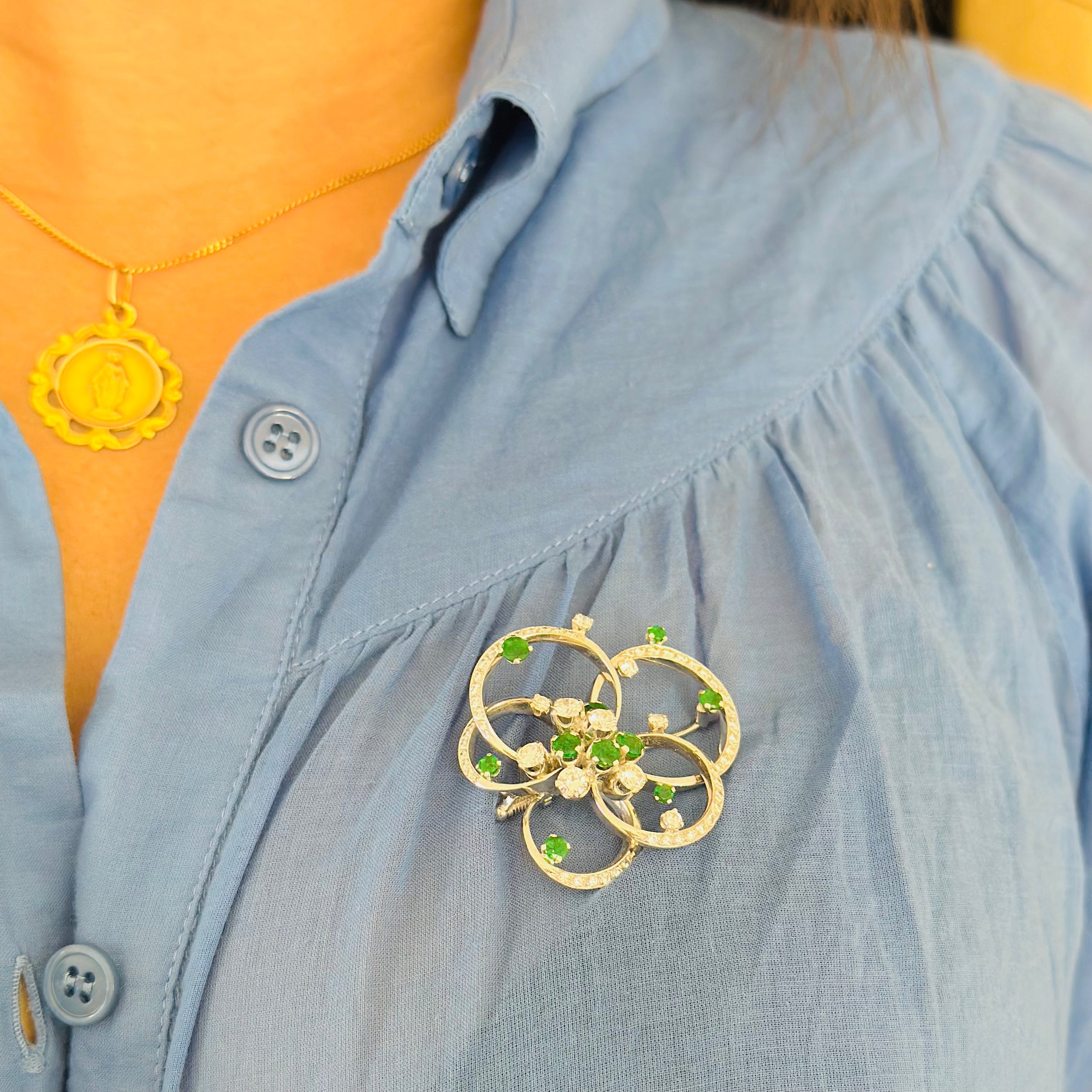 Broche en or blanc émeraude et diamants