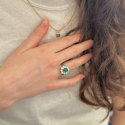 Bague Marguerite en or blanc émeraude et diamants
