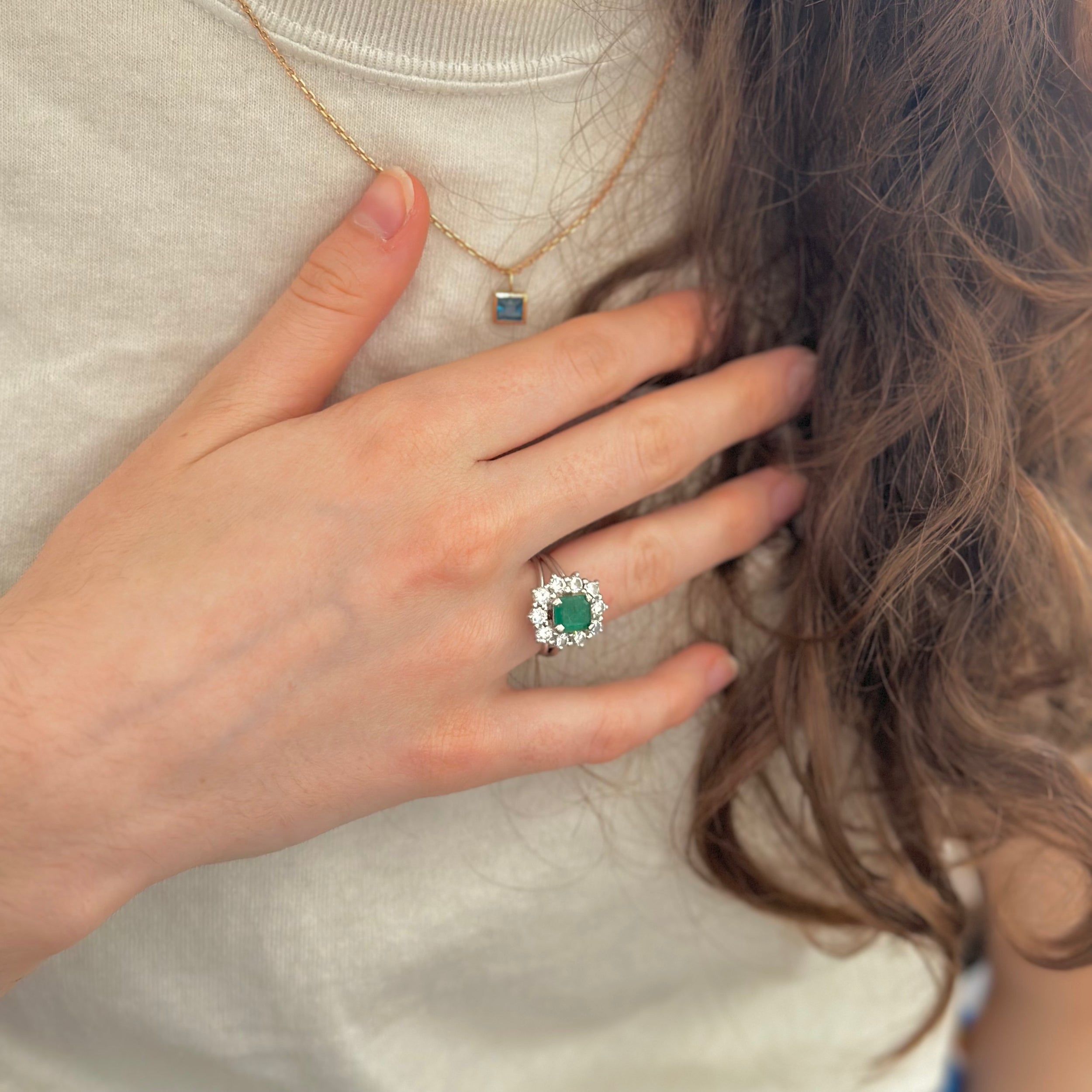 Bague Marguerite en or blanc émeraude et diamants