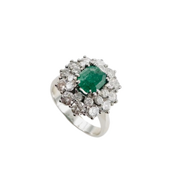 Bague Entourage en or blanc, émeraude et diamants