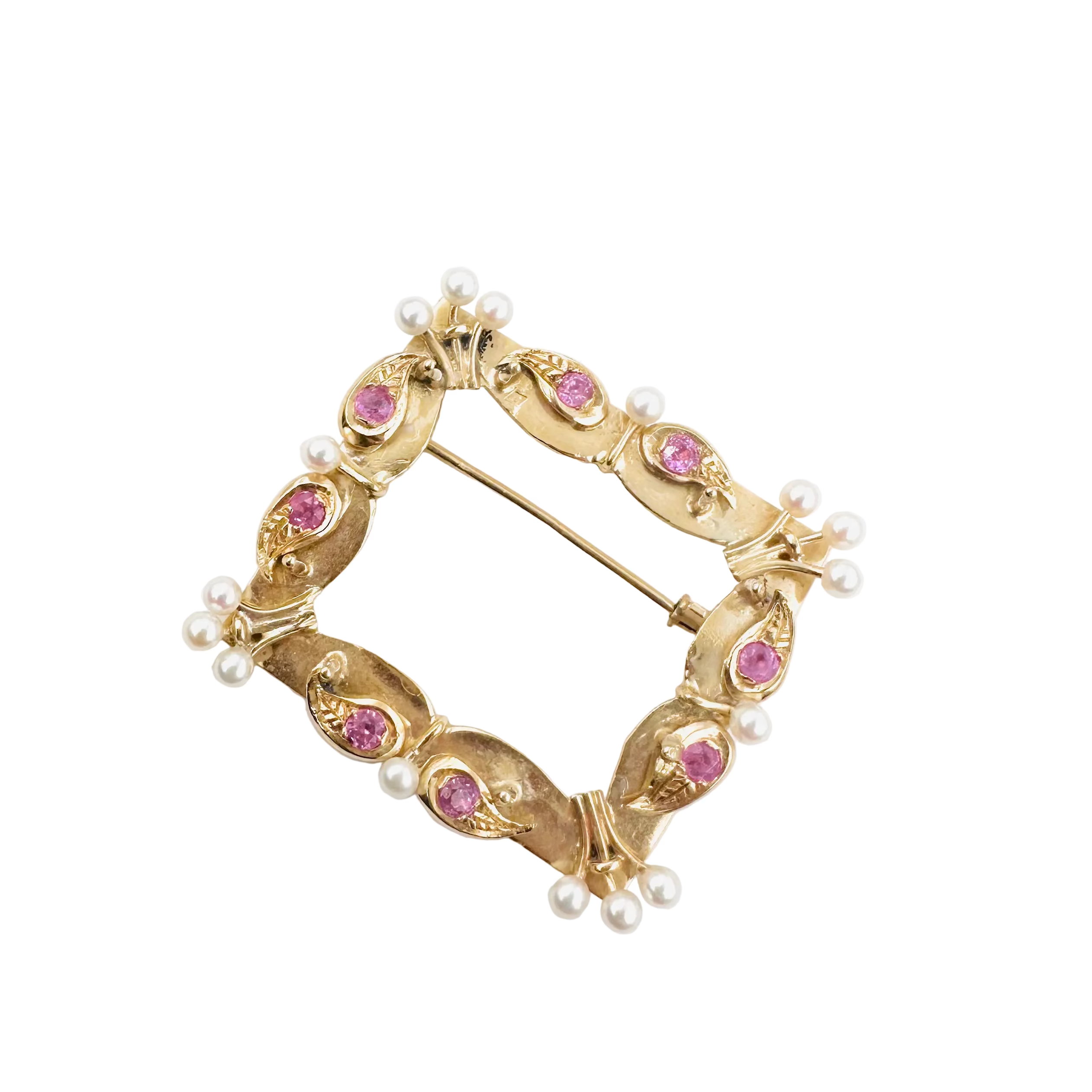 Broche en or jaune, rubis et perles