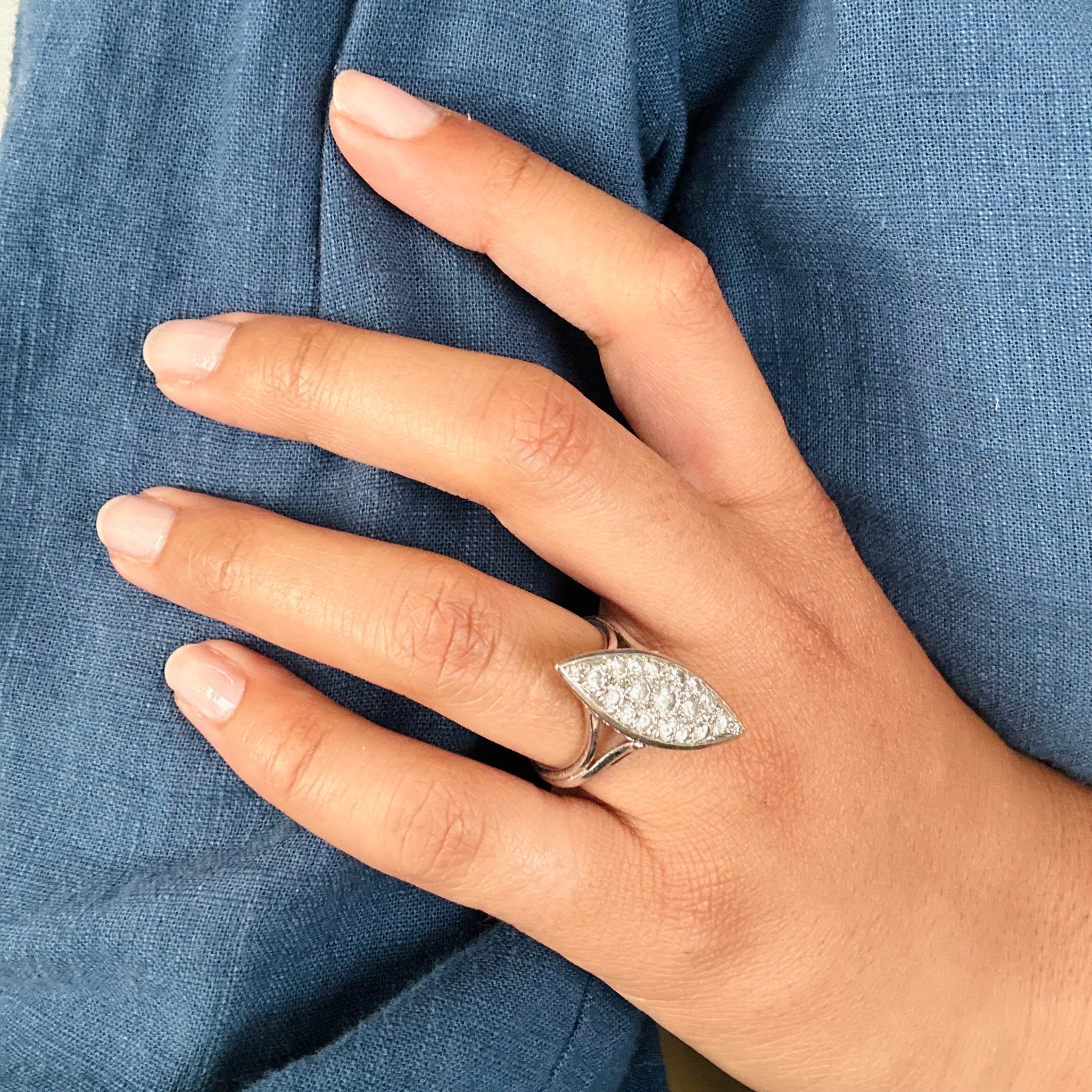 Marquise ring in white gold and diamonds