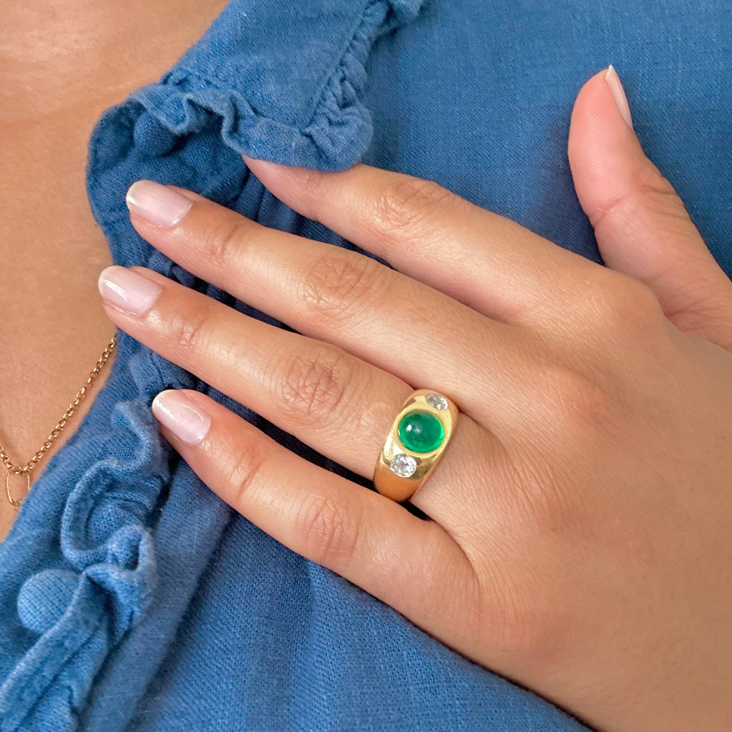 Bague Jonc en or jaune, émeraude et diamants