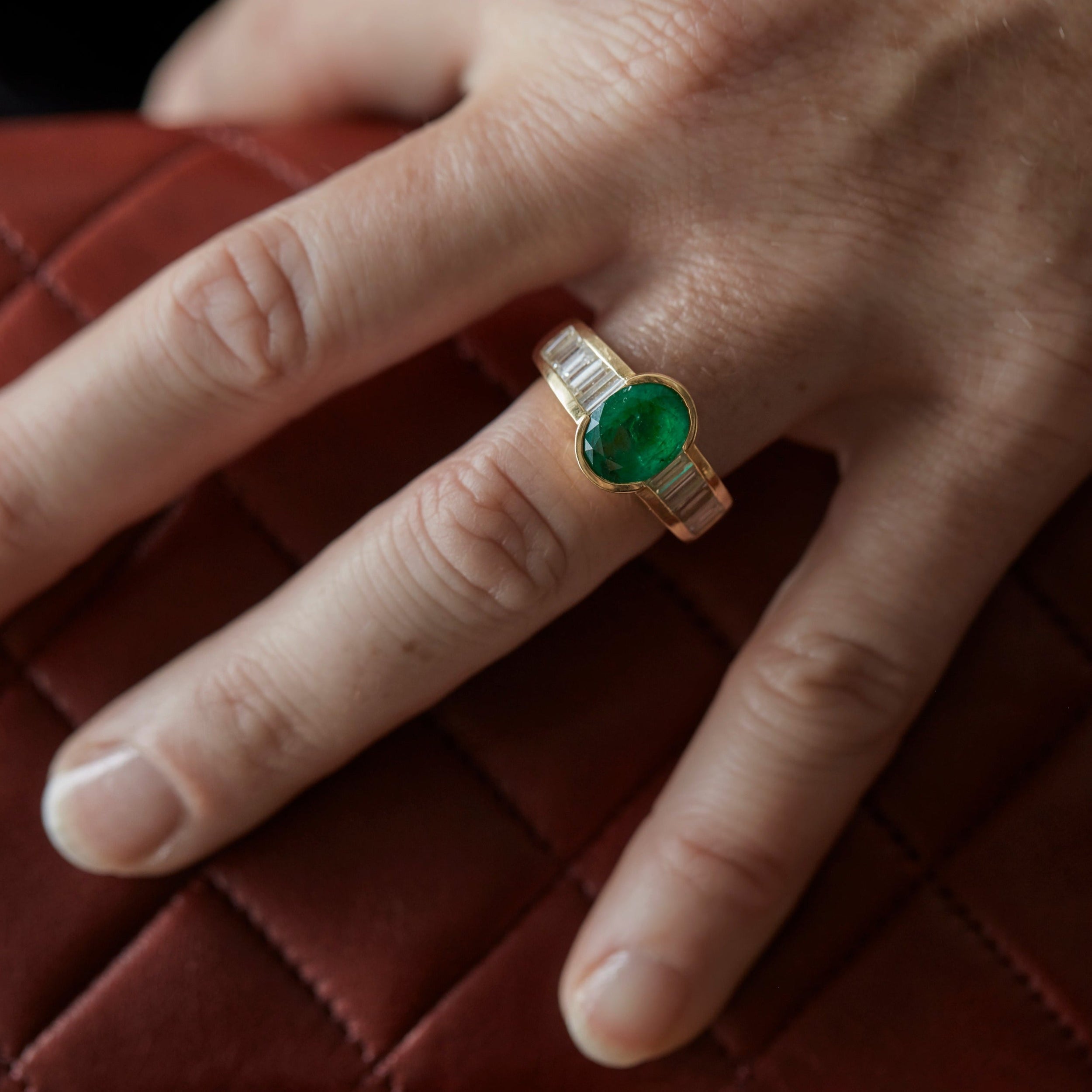 Bague émeraude serti demi-clos