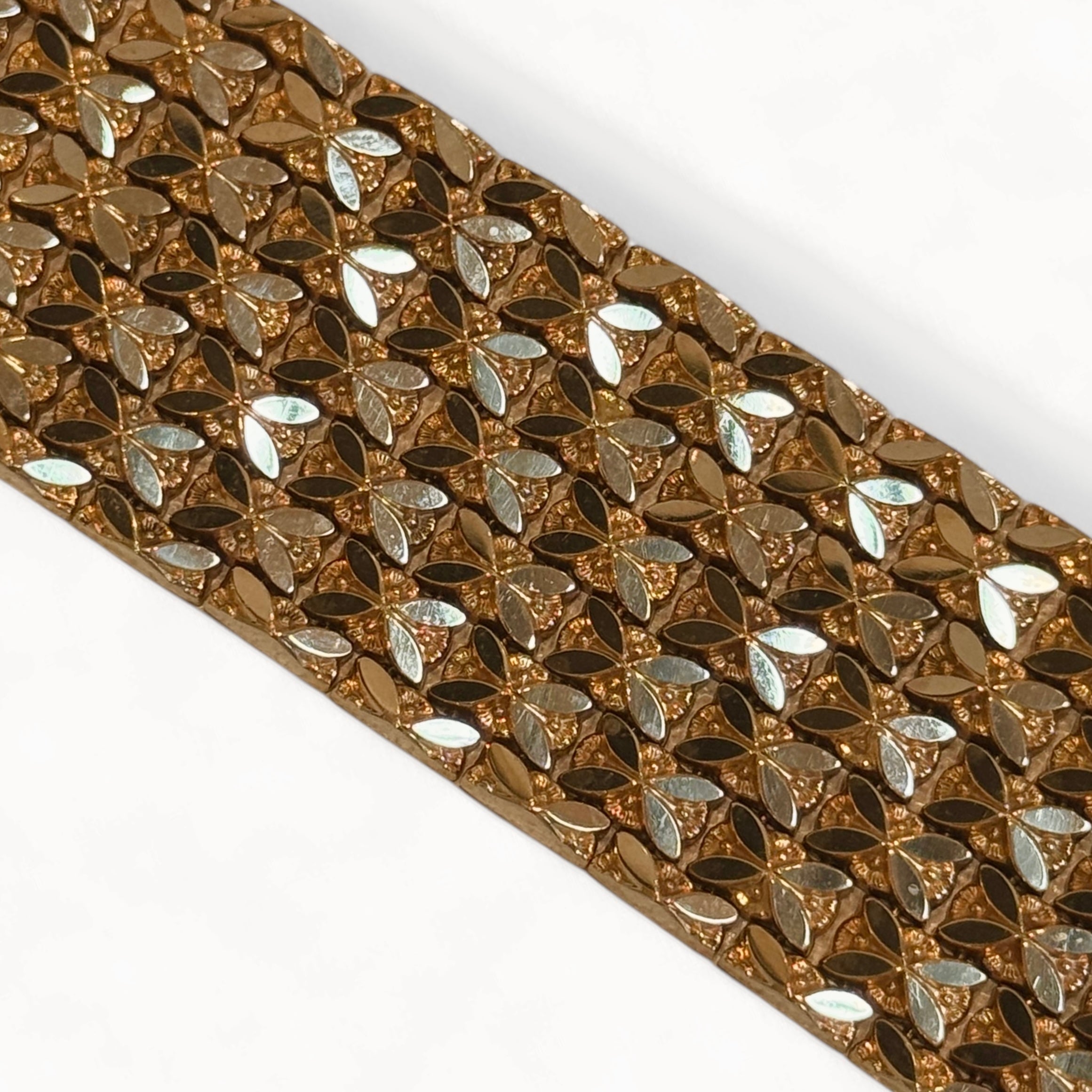 Bracelet manchette souple à maille fleurie