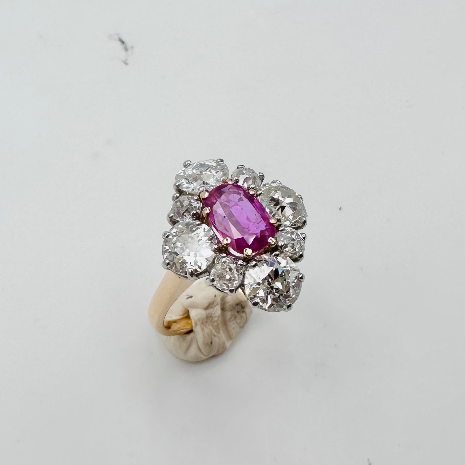 Bague Marquise en or jaune, saphir et diamants
