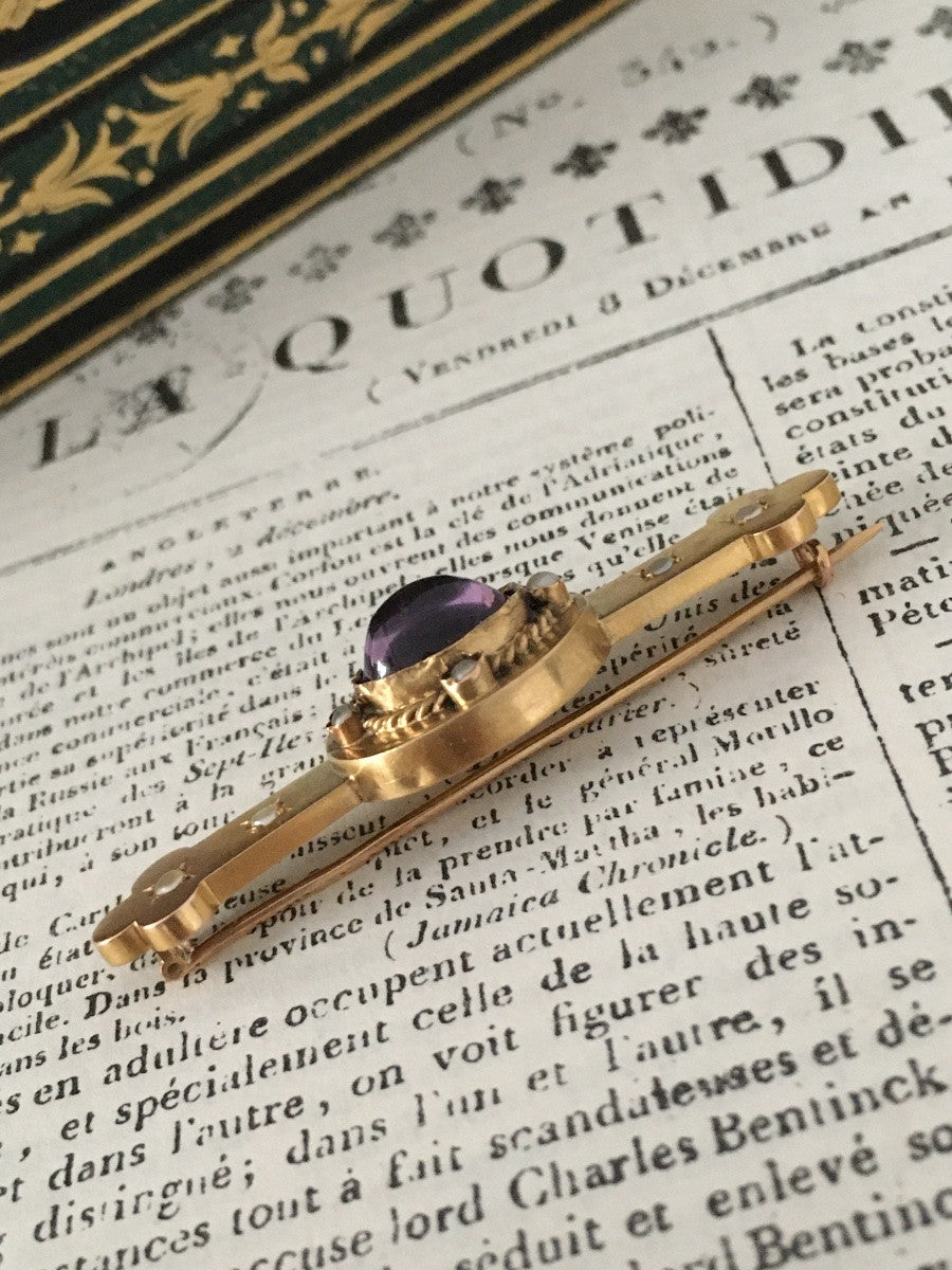 Broche Épingle en or jaune, améthyste et perles