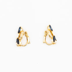 Clips d'oreilles en or jaune, saphirs et diamants