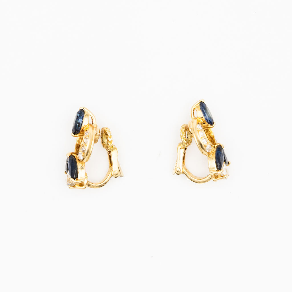 Clips d'oreilles en or jaune, saphirs et diamants