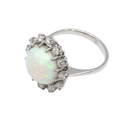 Bague Entourage en or blanc, opale et diamants