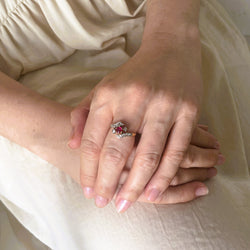 Bague Trilogie en or jaune, platine, rubis et diamants