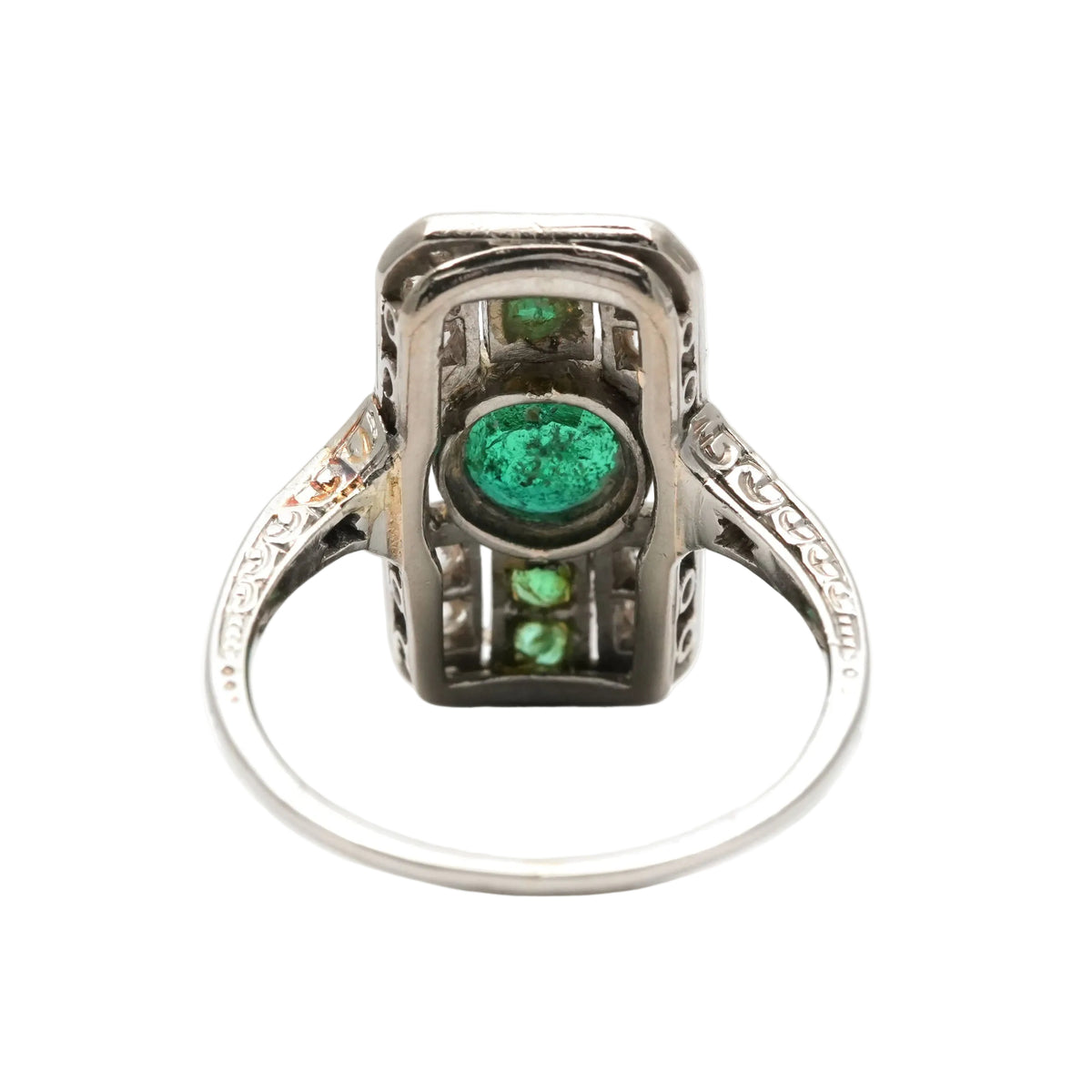 Bague Art Déco en or blanc, émeraudes et diamants