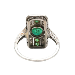 Bague Art Déco en or blanc, émeraudes et diamants