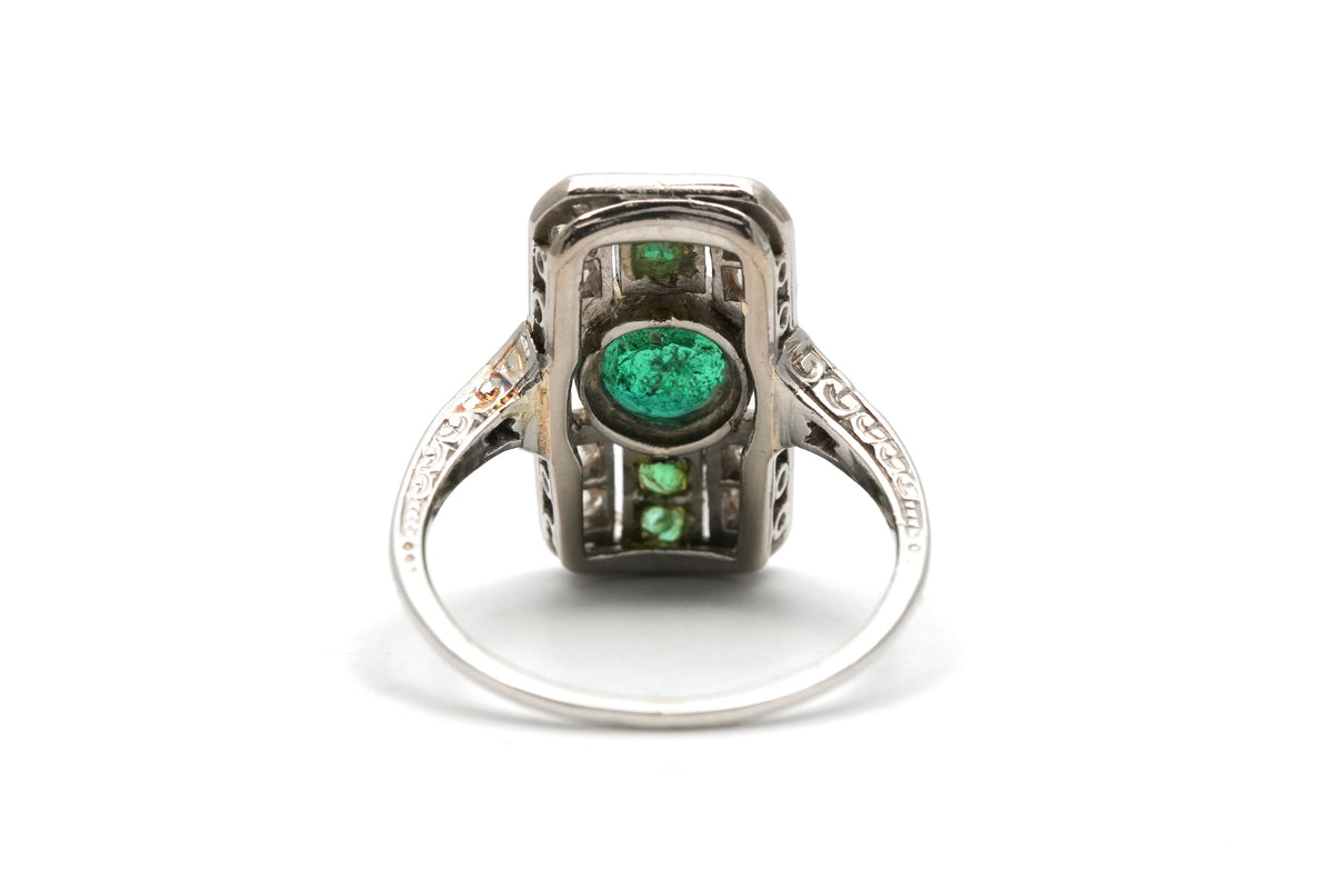 Bague Art Déco en or blanc, émeraudes et diamants