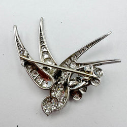 Broche "Oiseau posé sur deux fleurs" en or blanc et platine
