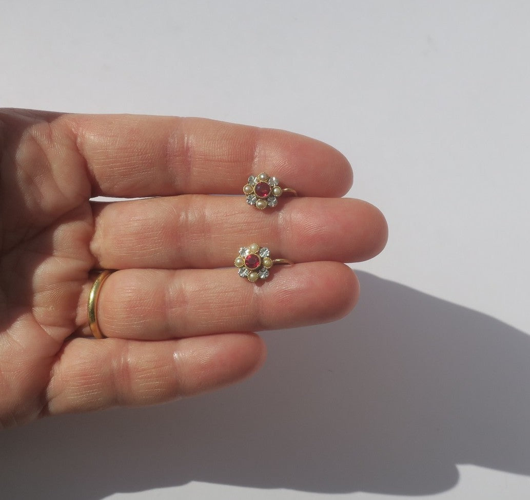 Boucles d’oreilles Dormeuses en or jaune, or banc, rubis, et perles