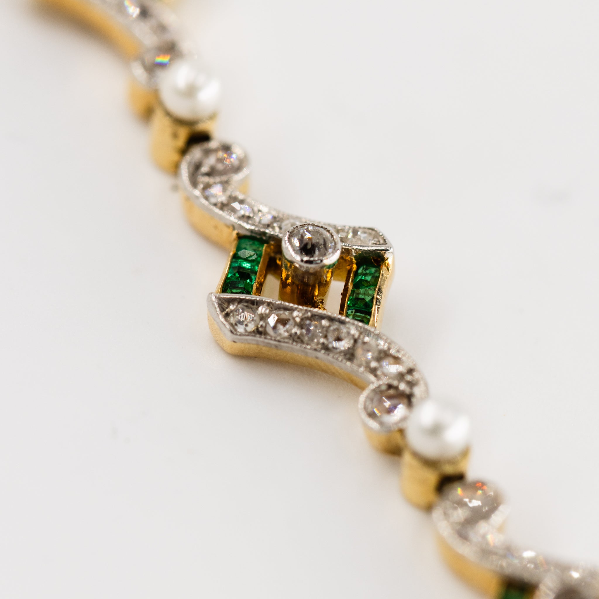 Bracelet Art Deco en or jaune, platine, perles, émeraudes et diamants