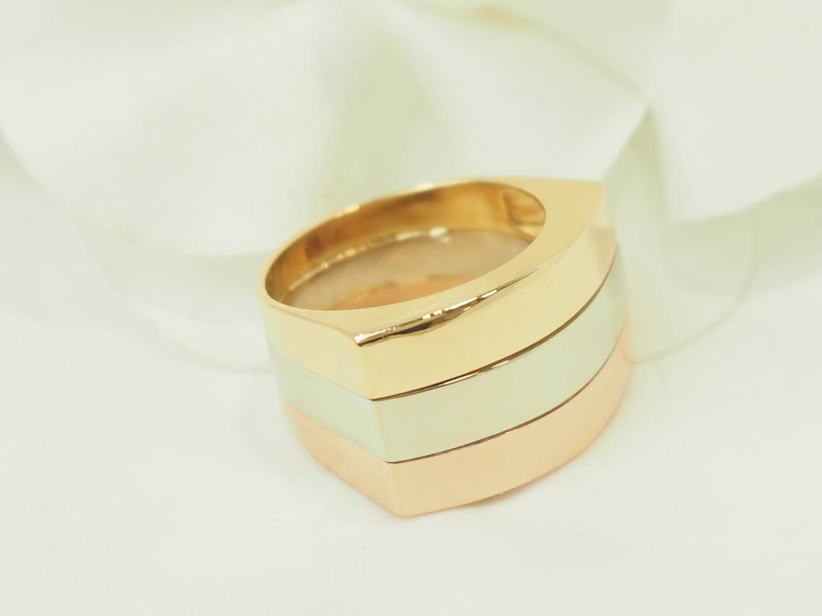 Bague en or jaune, or rose, et or blanc