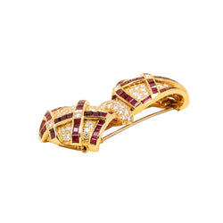 Broche Clip en or jaune, rubis et diamants