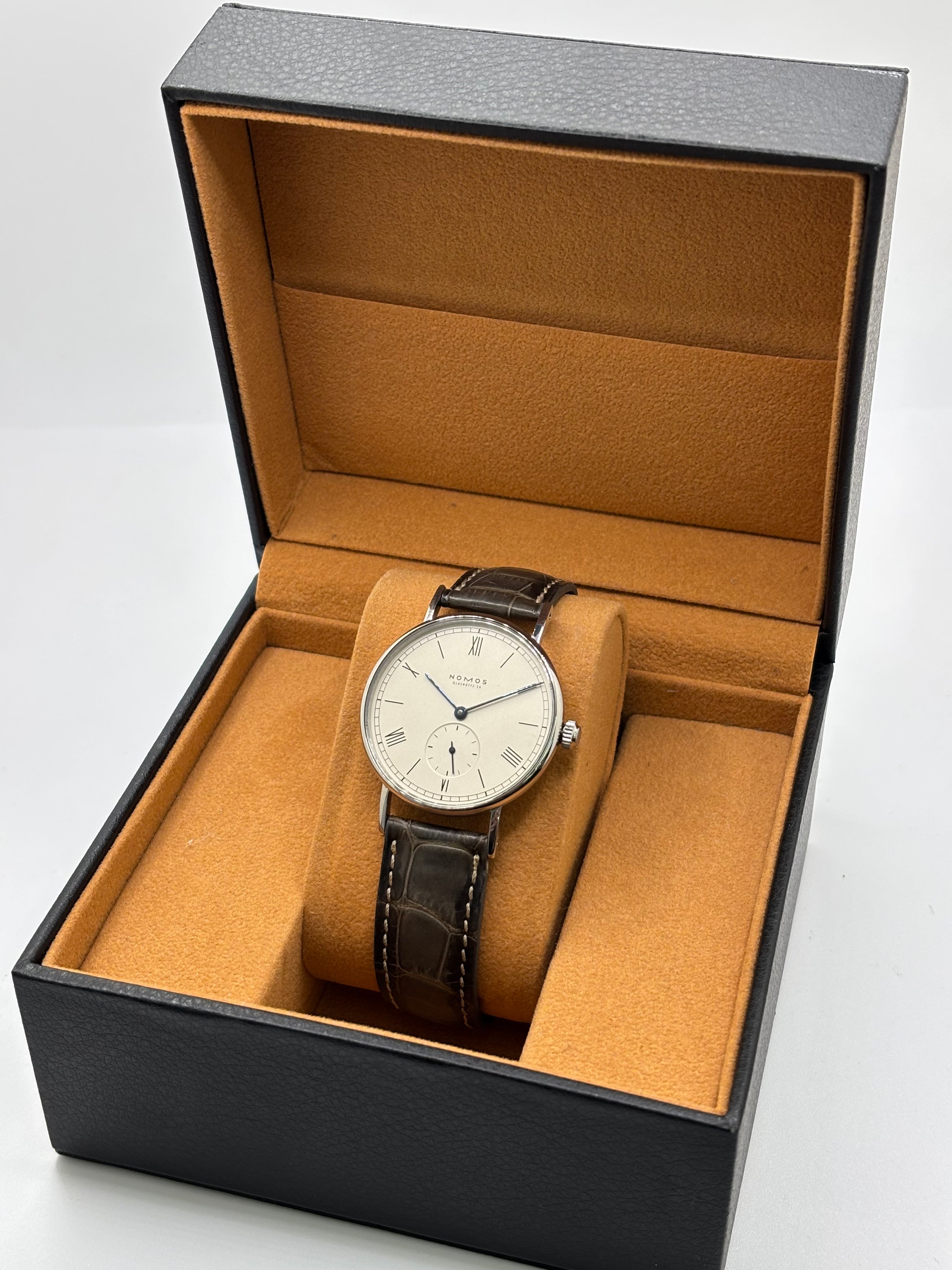 Montre NOMOS en acier et cuir
