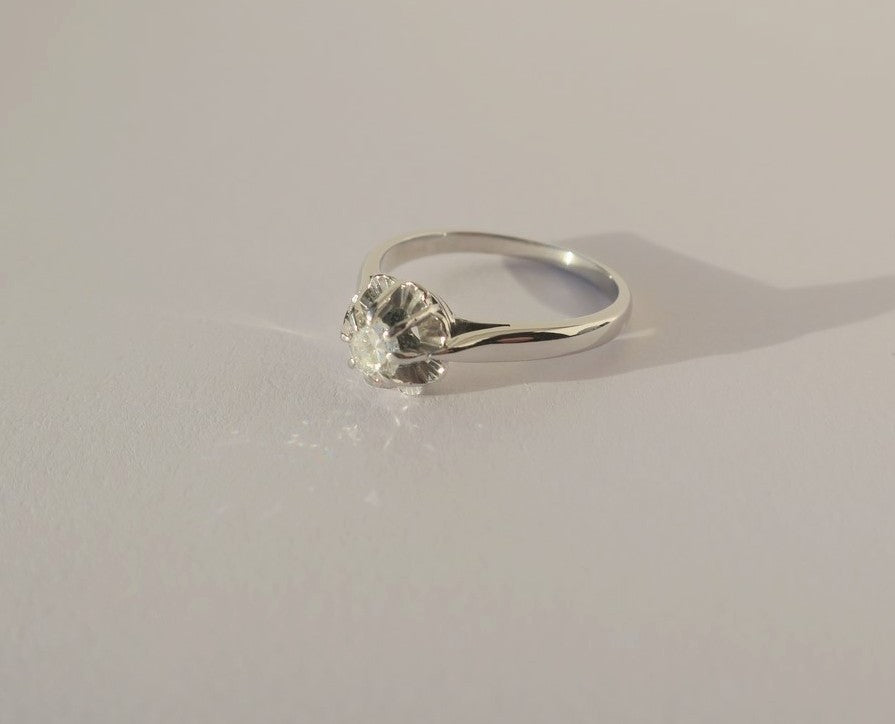 Bague Solitaire en or blanc, platine, et diamant