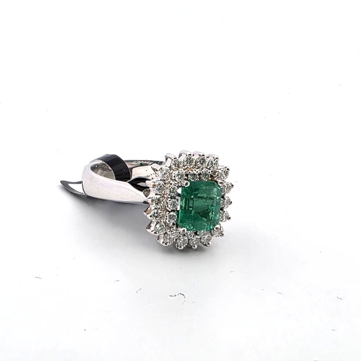 Bague Entourage en or blanc, émeraude et diamants