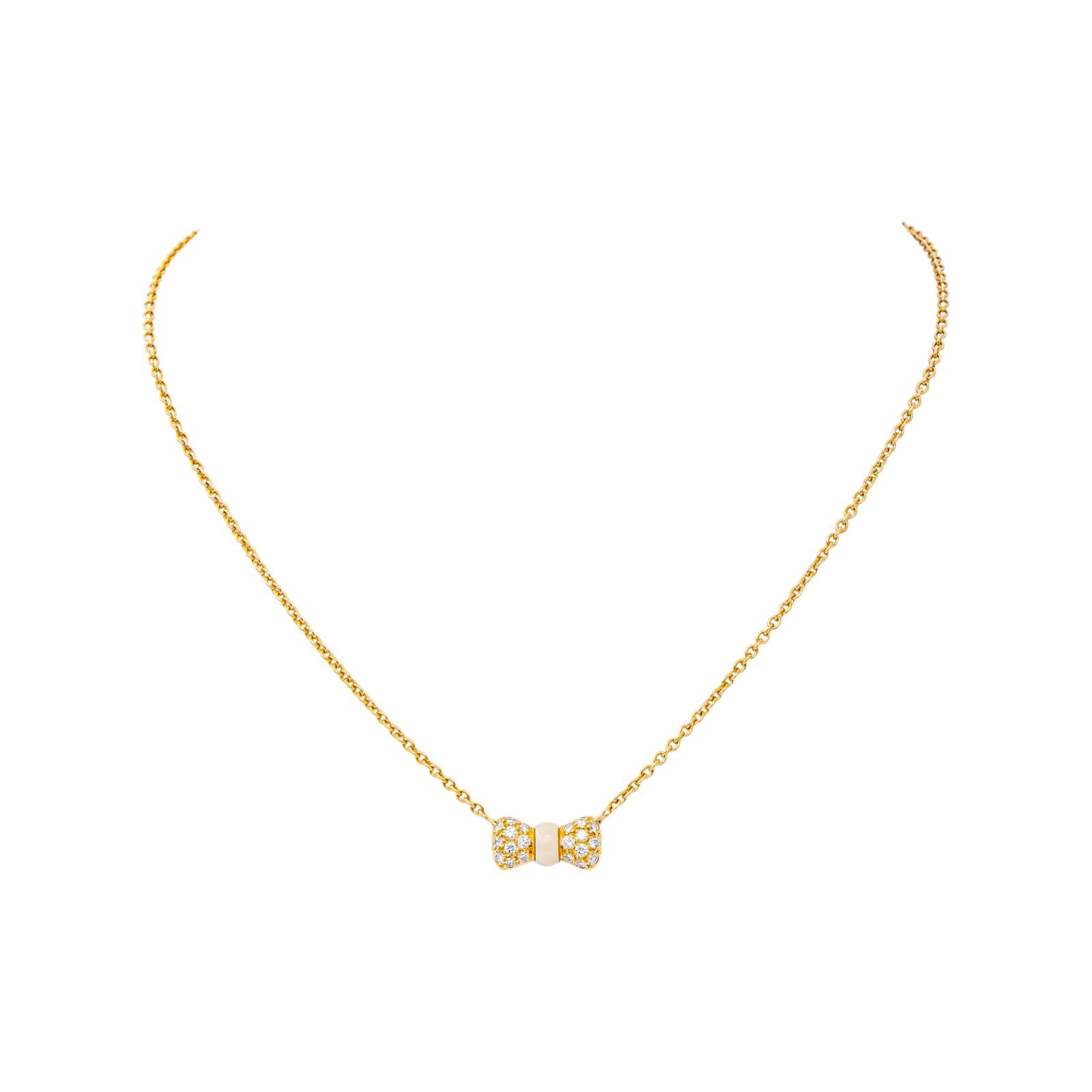 Collier Pendentif VAN CLEEF & ARPELS "Noeud" en or jaune, corail et diamants