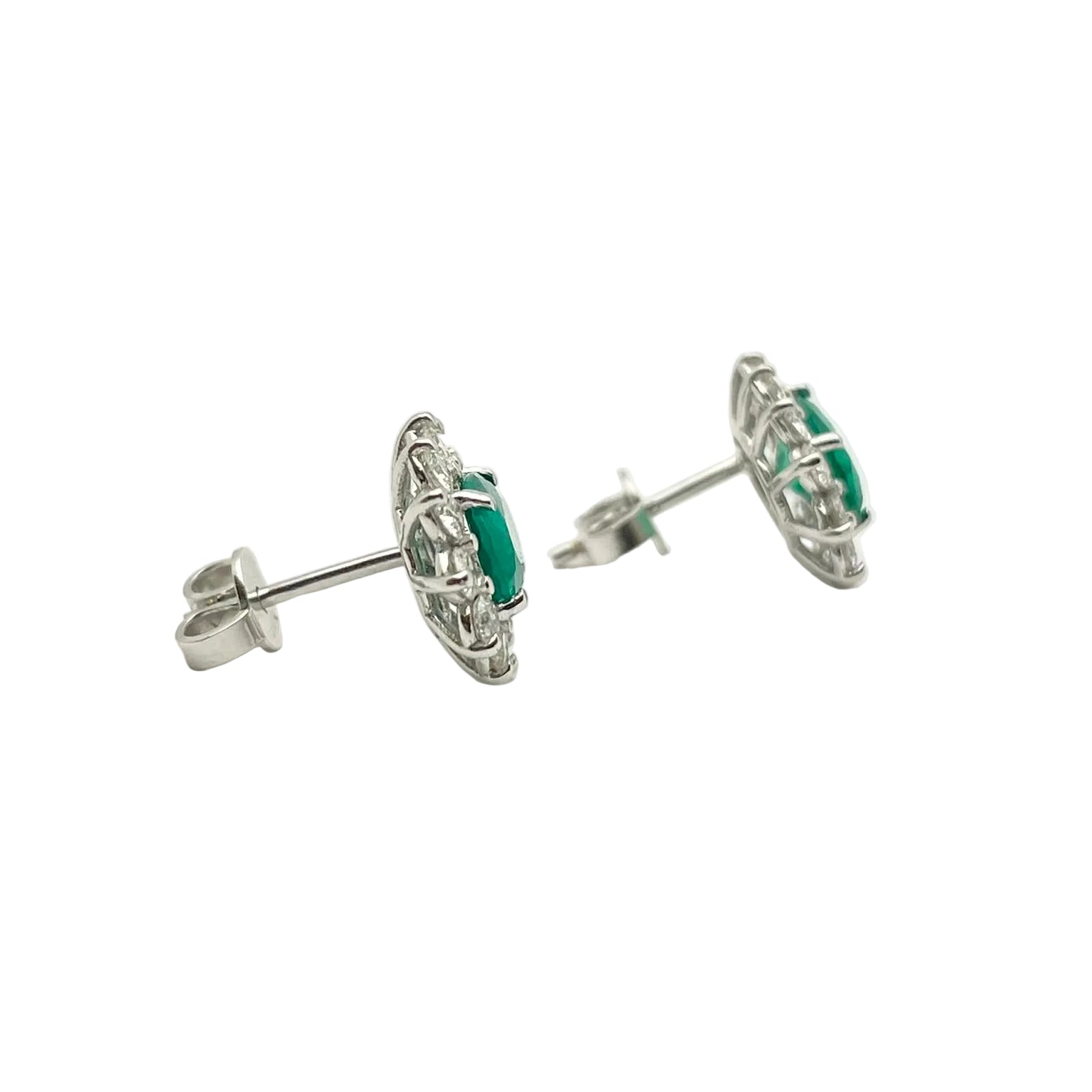 Boucles d'oreilles Puces en or blanc, émeraudes et diamants