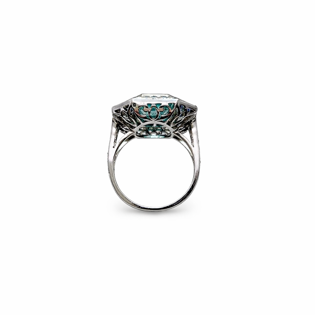 Bague Cocktail en or blanc, émeraude, saphirs et diamants
