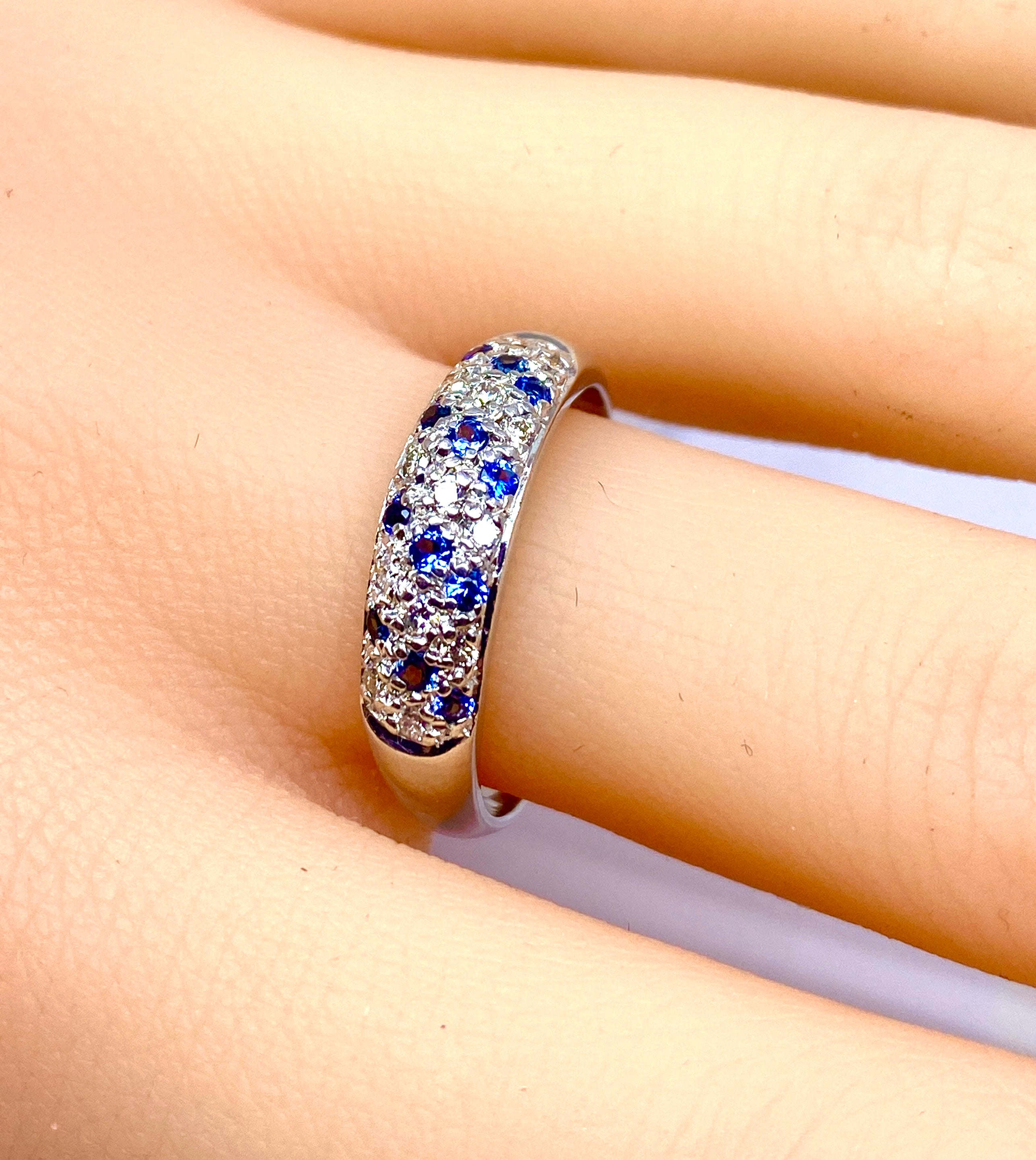 Bague Jonc en or blanc , saphirs et diamants