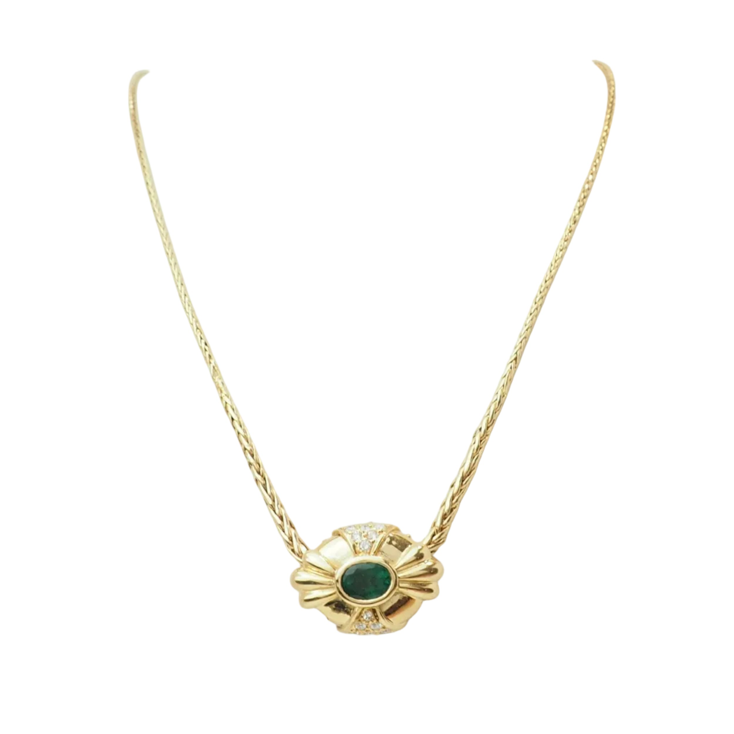 Pendentif en or jaune, émeraude et diamants