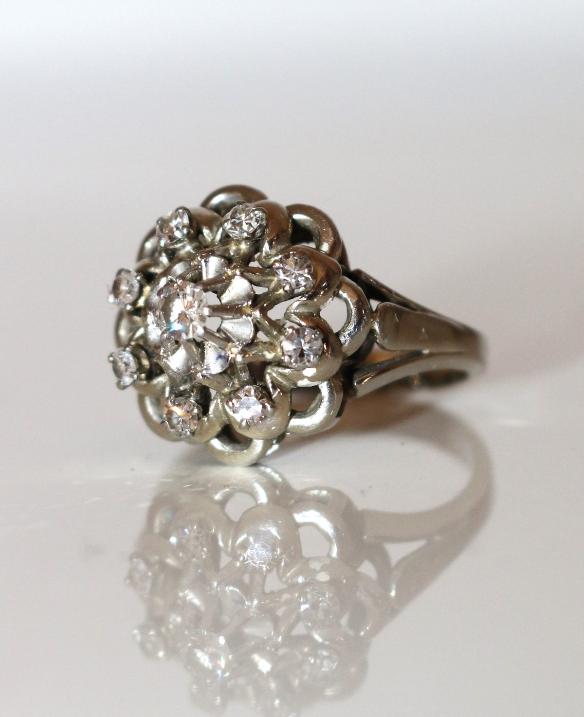 Bague Marguerite en or blanc, platine et diamants