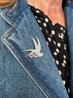 Broche "Oiseau posé sur deux fleurs" en or blanc et platine