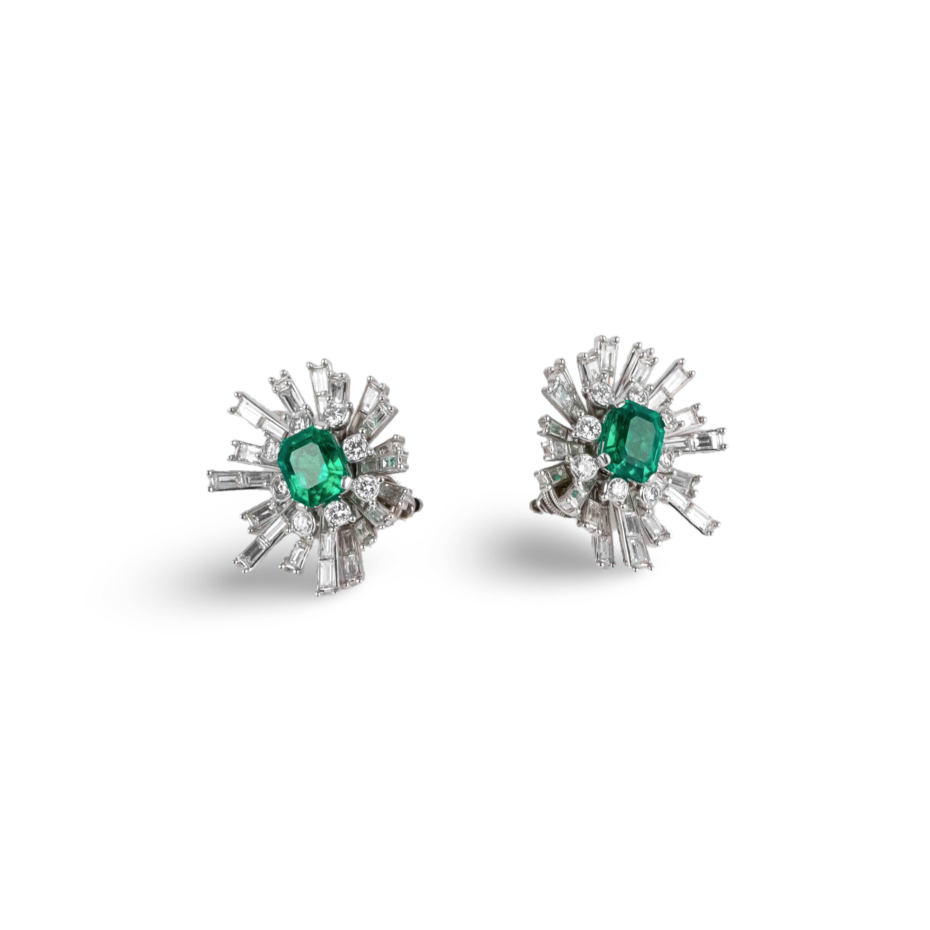 Boucles d'oreilles Clip en or blanc, platine, émeraudes de Colombie et diamants