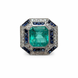 Bague Entourage en or blanc, émeraude, saphir et diamants