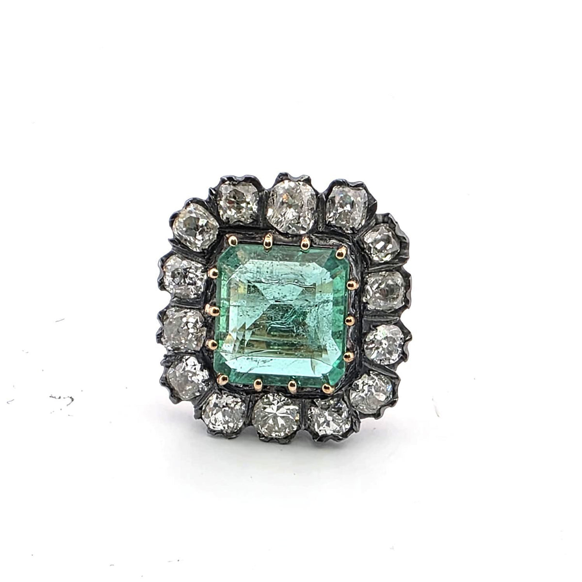 Bague Entourage en or jaune, émeraude et diamants