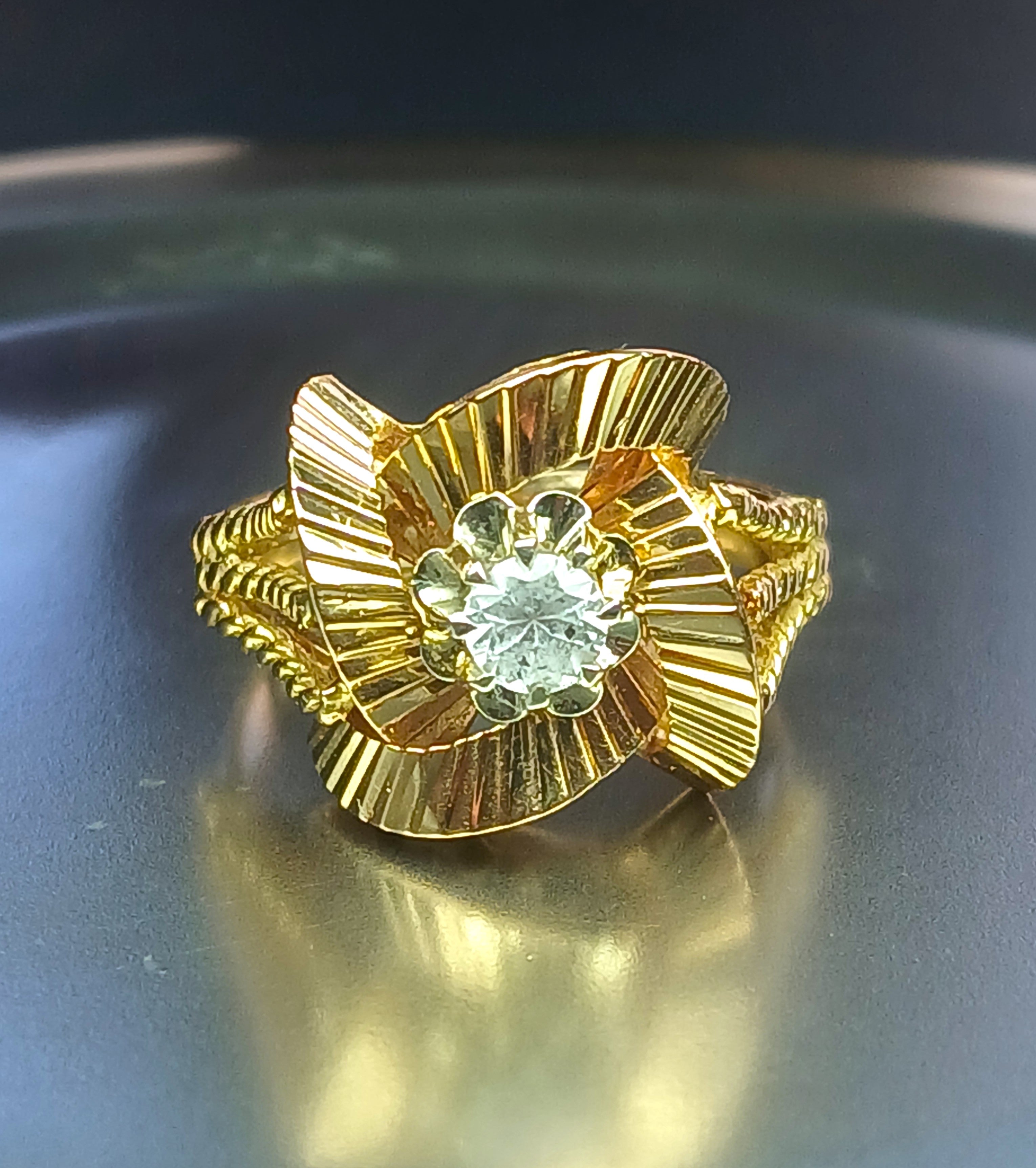 Bague en or jaune et pierre blanche