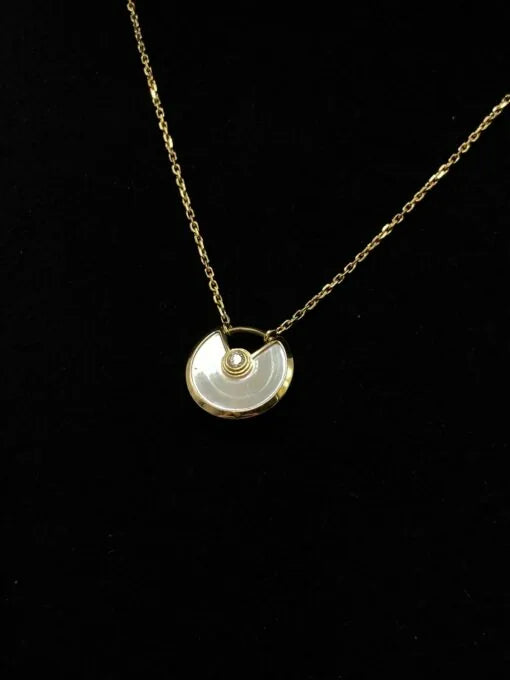 Collier Pendentif CARTIER "Amulette" en or blanc, nacre et diamant