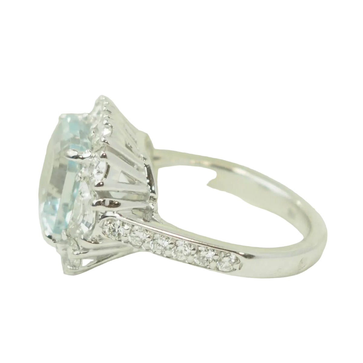 Bague Entourage en or blanc, aigue-marine et diamants
