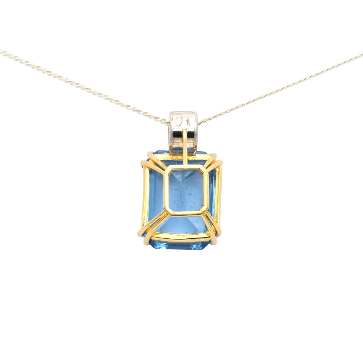 Pendentif en or jaune, topaze et diamants