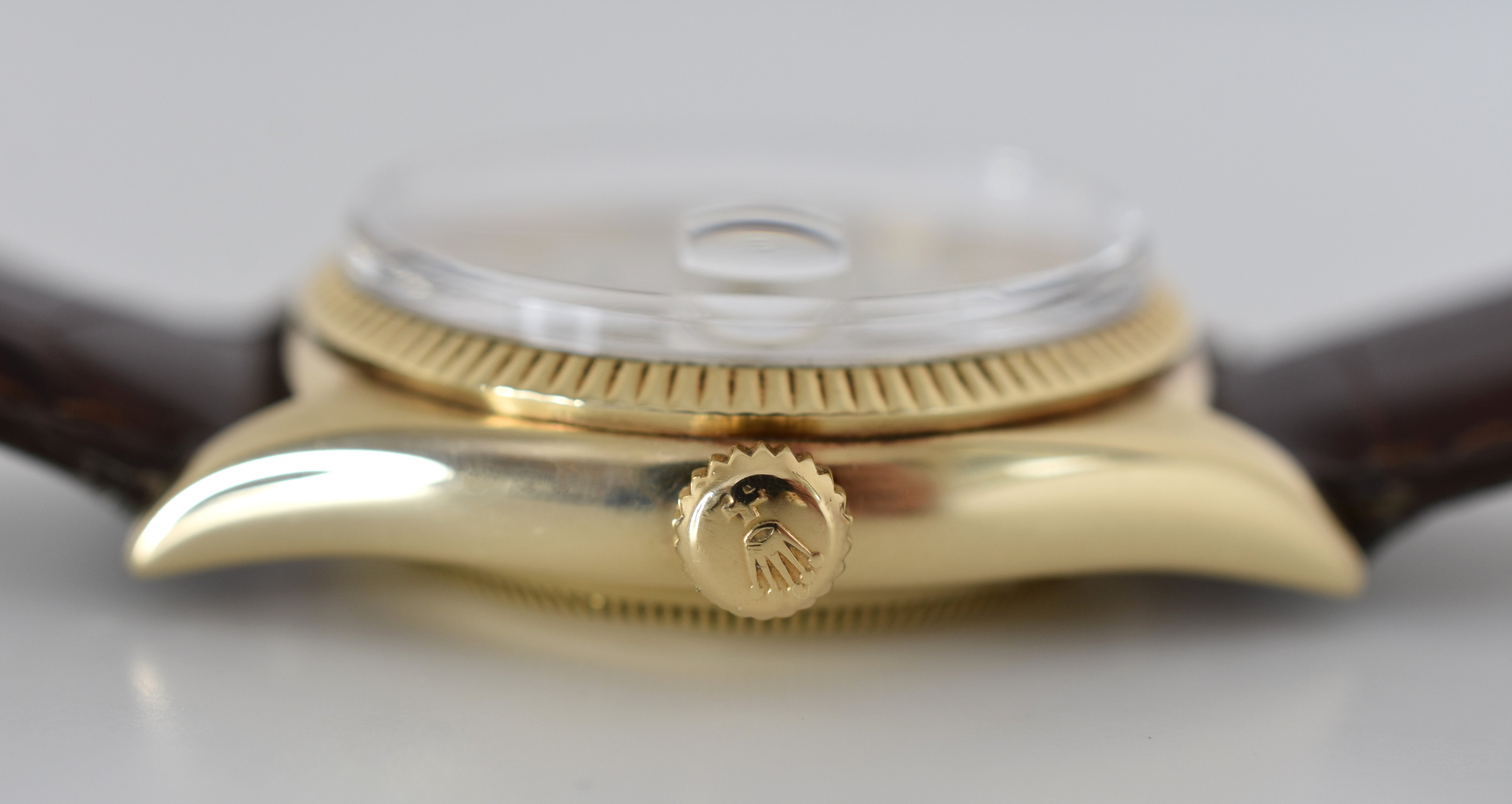 Montre ROLEX "Oyster Perpetual Date Ovettone" en or jaune et cuir