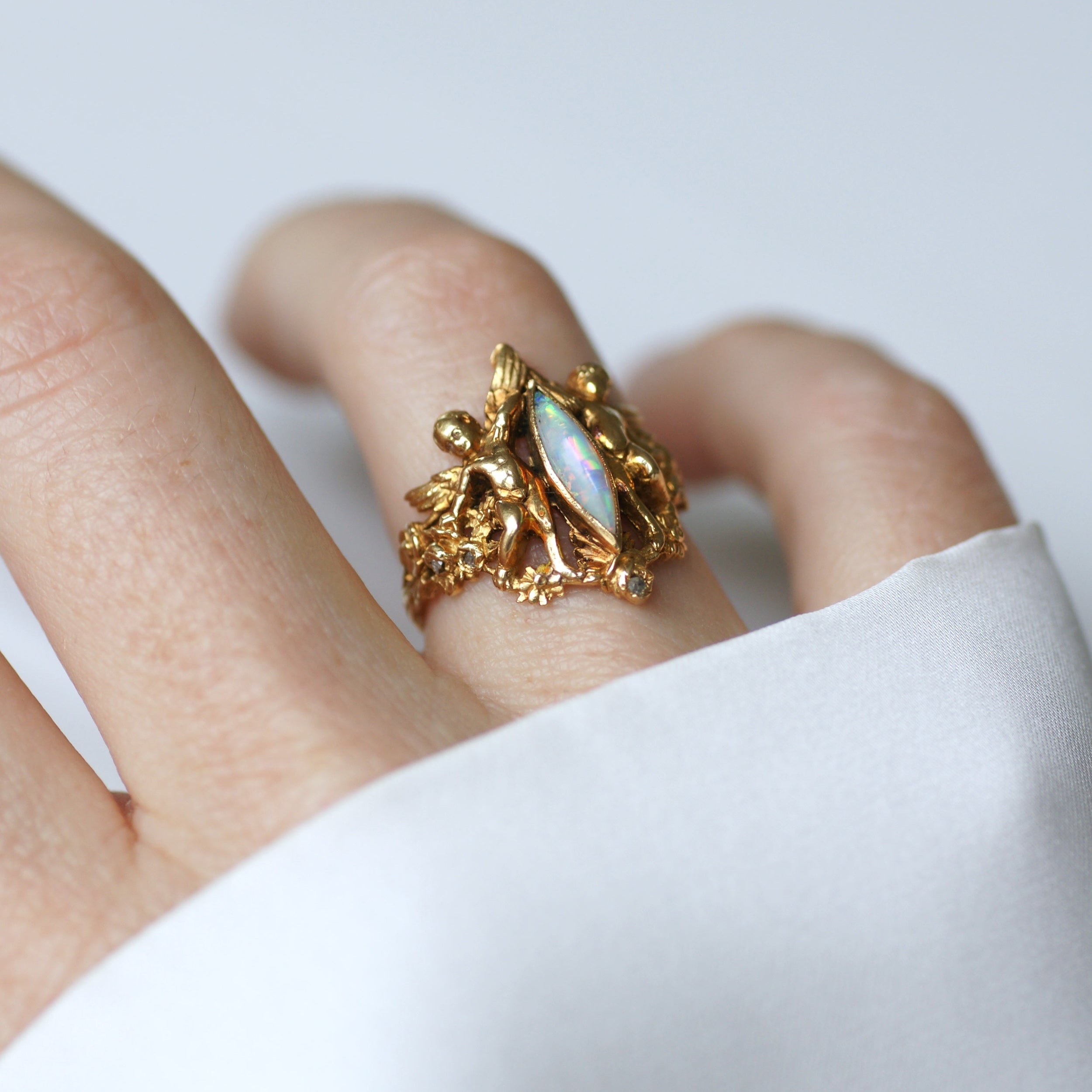Bague en or jaune, opale et diamants