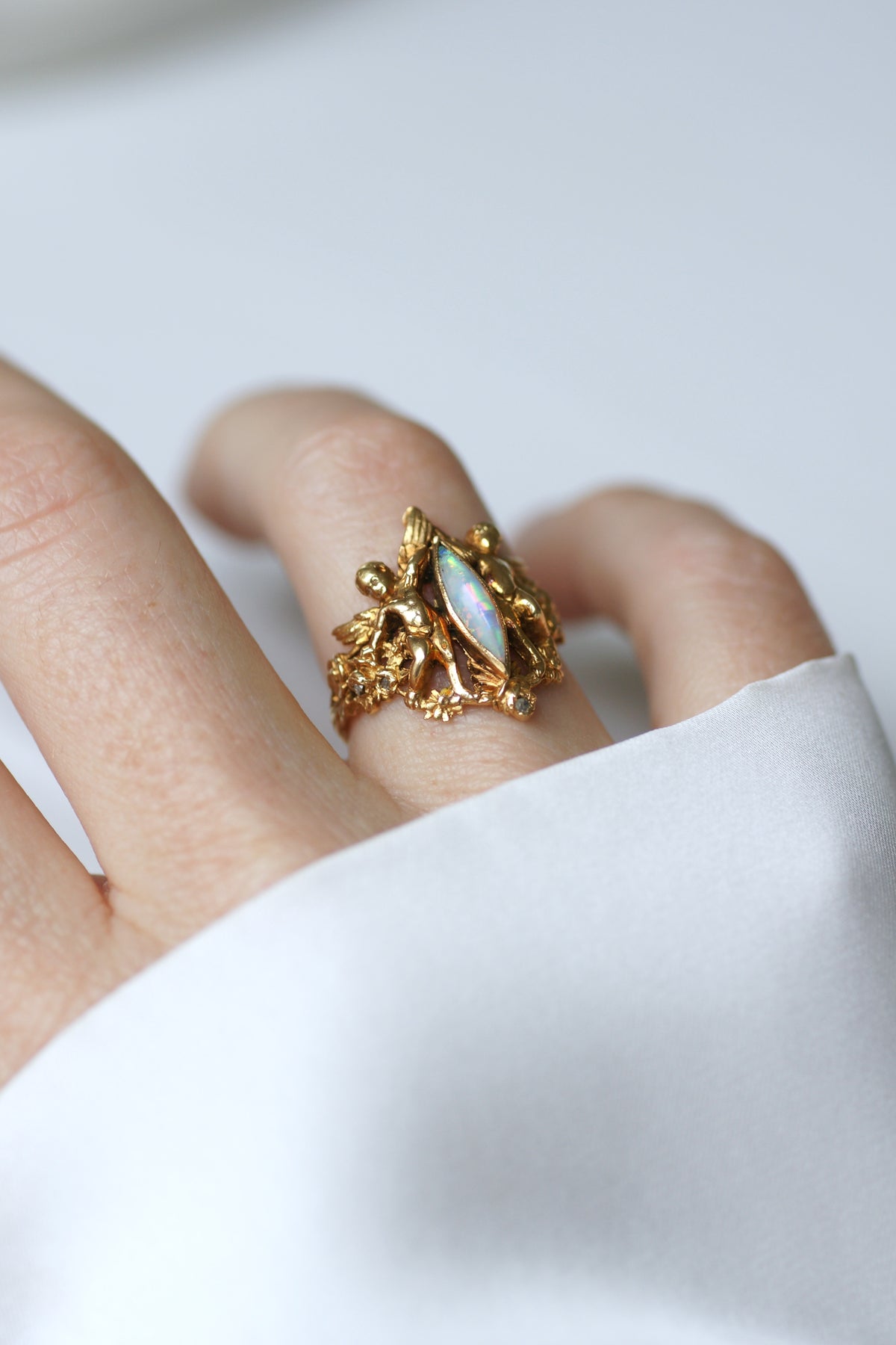Bague Ancienne Anges Opale et Diamants sur Or Jaune