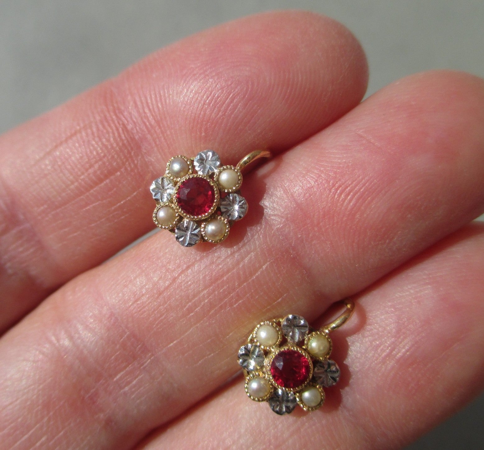 Boucles d’oreilles Dormeuses en or jaune, or banc, rubis, et perles