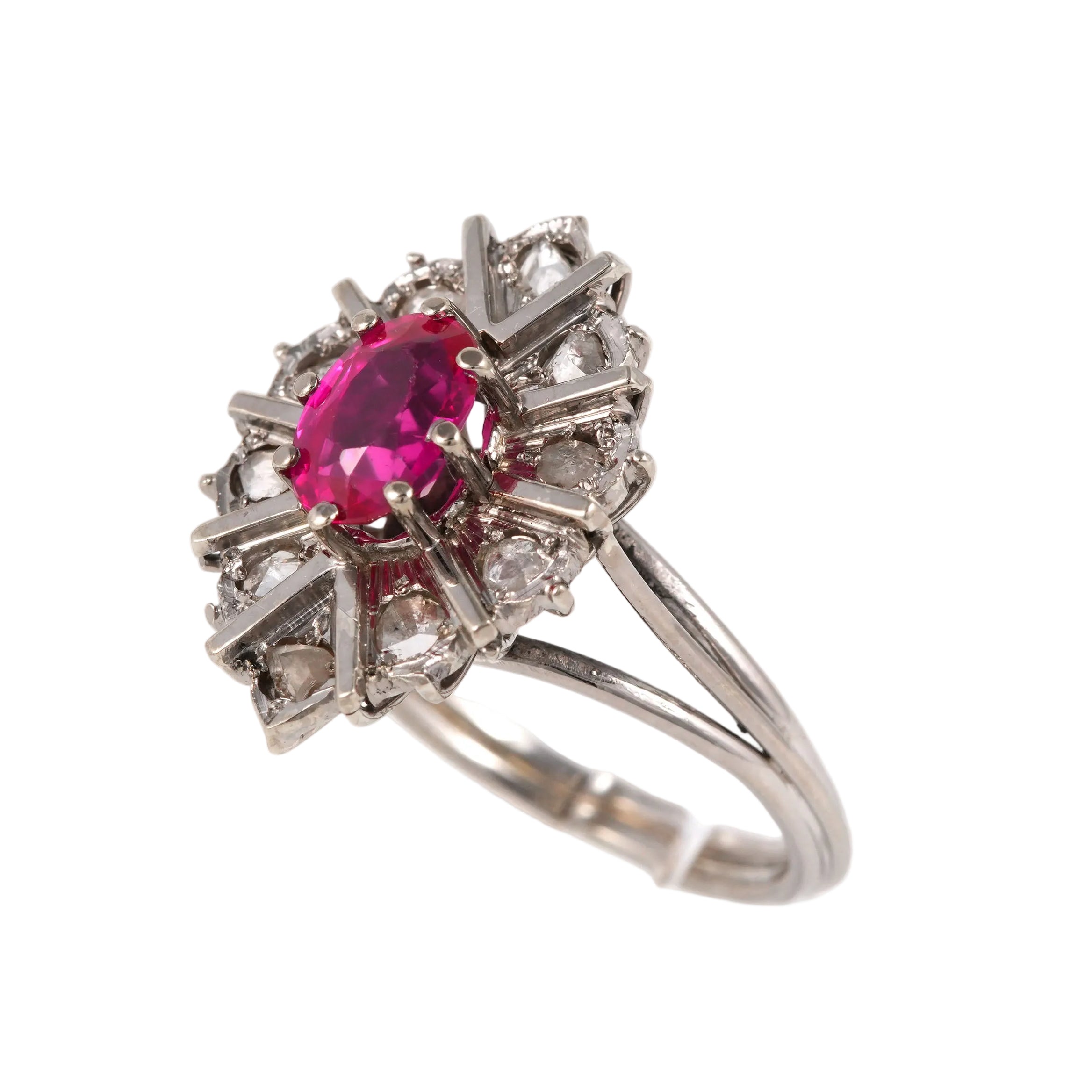 Bague en or blanc, rubis et diamants